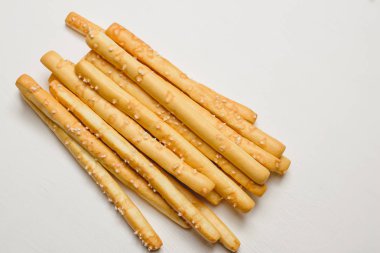 Geleneksel İtalyan yemeği, ekmek - Grissini. Koyu taştan bir masa, üst görünüm, boşluğu kopyala