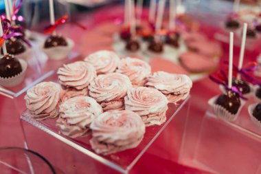 çikolata cupcakes ve diğer tatlılar/şekerler, iyi ki doğdun kavramı ile lezzetli tatlı büfesi tarafından dekore edilmiş