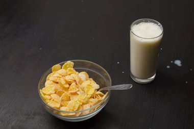 Tahıl buğday gevreği süt kase Kahvaltı