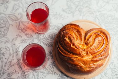 Arka planda, ev yapımı topuz yakın çekim