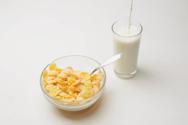 Tahıl buğday gevreği süt kase Kahvaltı