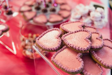 çikolata cupcakes ve diğer tatlılar/şekerler, iyi ki doğdun kavramı ile lezzetli tatlı büfesi tarafından dekore edilmiş