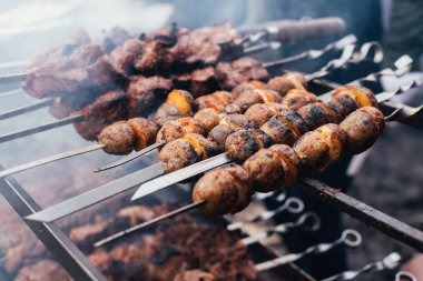 Marine şaşlık (saptırılmış et) bir ızgara ızgara