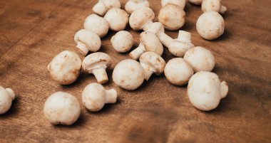 Ahşap masa üzerinde üstten görünüm mantar. Kopya alanı.