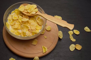 Tahıl buğday gevreği süt kase Kahvaltı