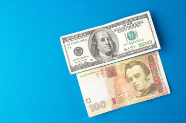  dolar ve mavi bir arka plan üzerinde 100 hryvnia