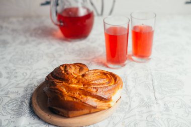 Arka planda, ev yapımı topuz yakın çekim