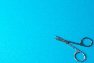 tırnak makası hijyenik üstten görünüm mavi zemin üzerine