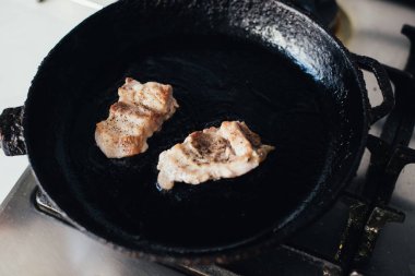 tavada kızartılmış sığır eti