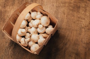 Ahşap masa üzerinde üstten görünüm mantar. Kopya alanı.