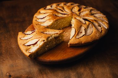 Elmalı turta tart, malzemeler - elma rustik ahşap zemin üzerine