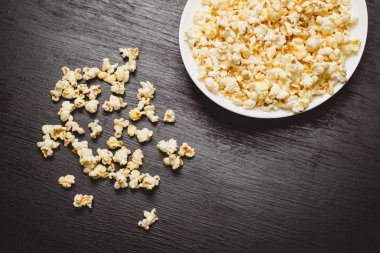 Patlamış mısır yemek ile. Ahşap masa.