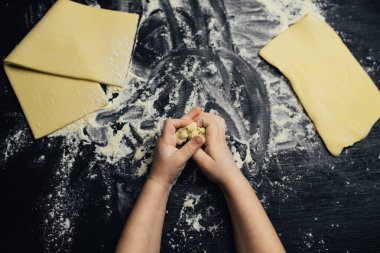 Çocuk eller tatlı, un ile oynamaya yapmak öğrenmek.