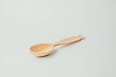 tahta kaşık görünümü gri arka plan, minimalist kavramı üzerine kadar kapatın 