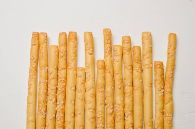 Geleneksel İtalyan yemeği, ekmek - Grissini. Koyu taştan bir masa, üst görünüm, boşluğu kopyala