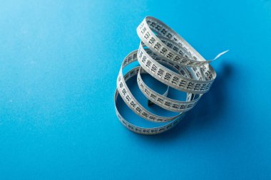 mavi arka plan, minimalist kavramı üzerinde ölçüm bant üstten görünüm