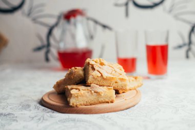 Ev yapımı elma pasta arka plan üzerinde Kapat