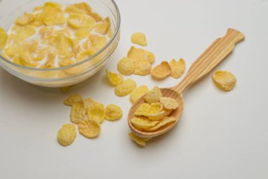 Tahıl buğday gevreği süt kase Kahvaltı