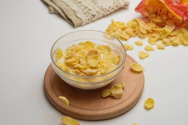 Tahıl buğday gevreği süt kase Kahvaltı