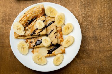 Muz ve çikolata plaka ile lezzetli gözleme