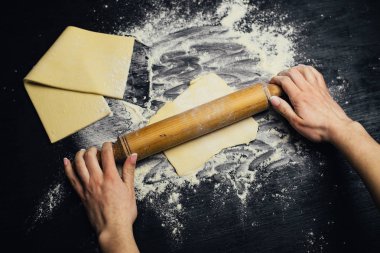 Çocuk eller tatlı, un ile oynamaya yapmak öğrenmek.