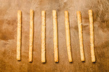Geleneksel İtalyan yemeği, ekmek - Grissini. Koyu taştan bir masa, üst görünüm, boşluğu kopyala