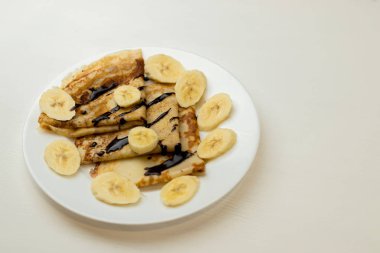 Muz ve çikolata plaka ile lezzetli gözleme