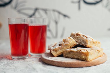 Ev yapımı elma pasta arka plan üzerinde Kapat