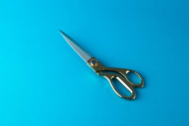 mavi arka plan, minimalist kavramı üzerinde makas yüksek açılı görünüş