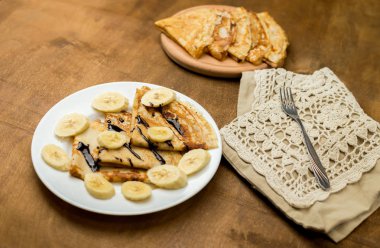 Muz ve çikolata plaka ile lezzetli gözleme