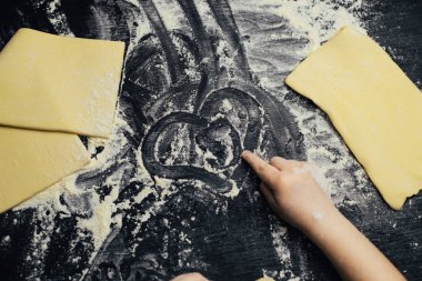 Çocuk eller tatlı, un ile oynamaya yapmak öğrenmek.