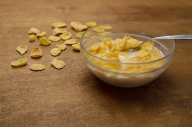 Tahıl buğday gevreği süt kase Kahvaltı