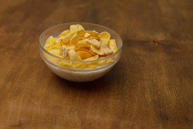 Tahıl buğday gevreği süt kase Kahvaltı