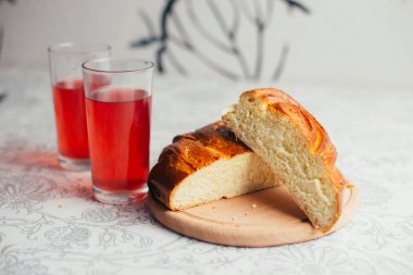 Arka planda, ev yapımı topuz yakın çekim