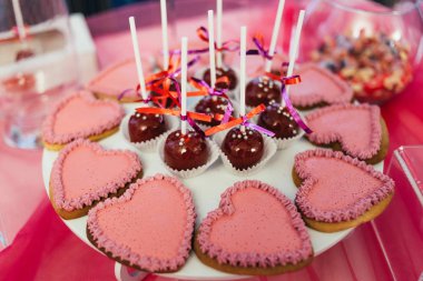 çikolata cupcakes ve diğer tatlılar/şekerler, iyi ki doğdun kavramı ile lezzetli tatlı büfesi tarafından dekore edilmiş