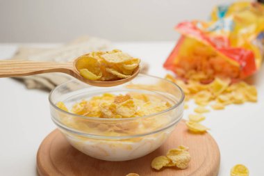 Tahıl buğday gevreği süt kase Kahvaltı