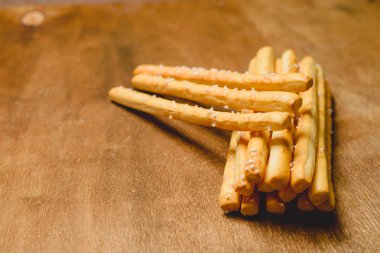 Geleneksel İtalyan yemeği, ekmek - Grissini. Koyu taştan bir masa, üst görünüm, boşluğu kopyala