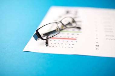 Sağlık kavramı. mavi bir tablo üzerinde gözlük.