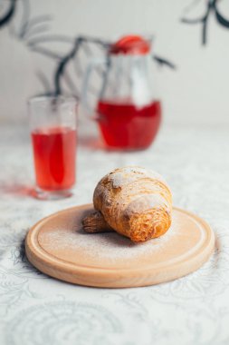 Arka planda, ev yapımı topuz yakın çekim