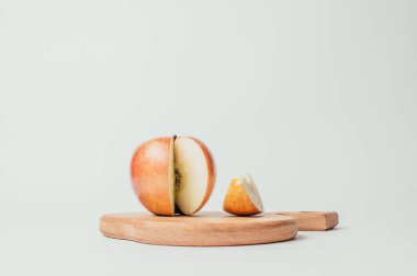 Taze kırmızı kesme ahşap tahta ve karanlık Tekstil arka plan üzerinde elma parçalara kesilmiş.