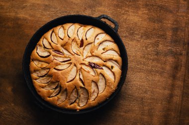 Elmalı turta tart, malzemeler - elma rustik ahşap zemin üzerine