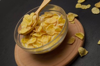 Tahıl buğday gevreği süt kase Kahvaltı