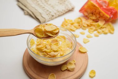 Tahıl buğday gevreği süt kase Kahvaltı