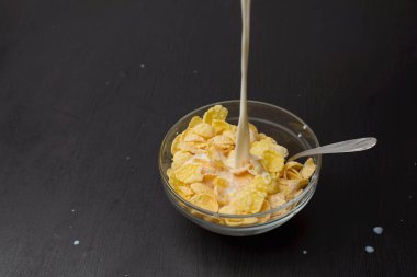 Tahıl buğday gevreği süt kase Kahvaltı