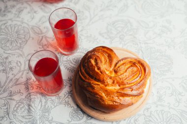 Arka planda, ev yapımı topuz yakın çekim