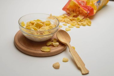 Tahıl buğday gevreği süt kase Kahvaltı