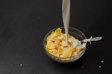 Tahıl buğday gevreği süt kase Kahvaltı