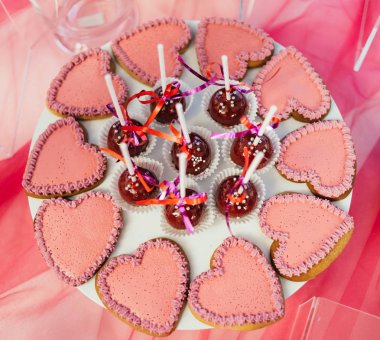 çikolata cupcakes ve diğer tatlılar/şekerler, iyi ki doğdun kavramı ile lezzetli tatlı büfesi tarafından dekore edilmiş