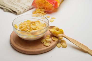 Tahıl buğday gevreği süt kase Kahvaltı