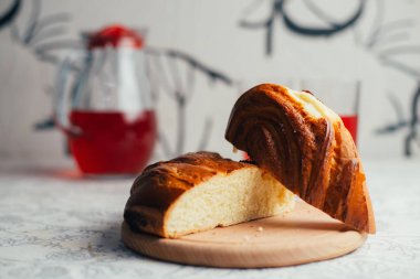 Arka planda, ev yapımı topuz yakın çekim
